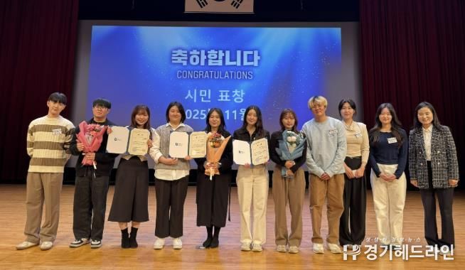 혁신나래연구단 우수과제 수상 팀이 수상 후, 기념사진을 촬영하고 있다.