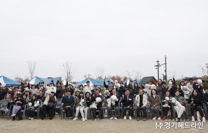 8일 미사아일랜드 펫존에서 열린 ‘2025 하남시 반려동물 문화축제’에서 반려인과 반려견들이 기념촬영을 하고 있다.