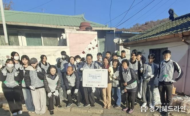 구리시 교문1동, 교문리교회 도르가봉사회로부터 연탄 900장 후원받아