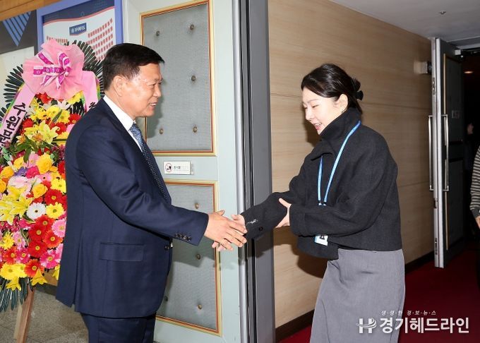 이영인 제4대 신임 수원도시공사 사장이 이날 오전 한누리아트홀에서 열린 취임식에서 공사 임직원들과 인사를 나누고 있다. (사진=수원도시공사 제공)