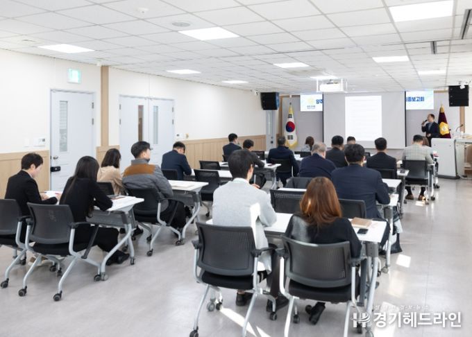 강혜숙 대표의원을 비롯한 의원 연구단체 소속 의원들이 최종보고회에 참석해 연구용역 결과에 대해 논의하고 있다.