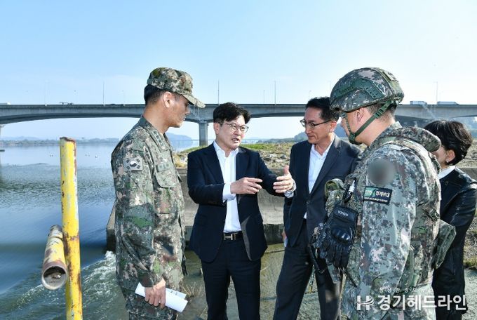 김포시가 7일 고촌읍에 위치한 백마도에서 현장행정을 진행했다.