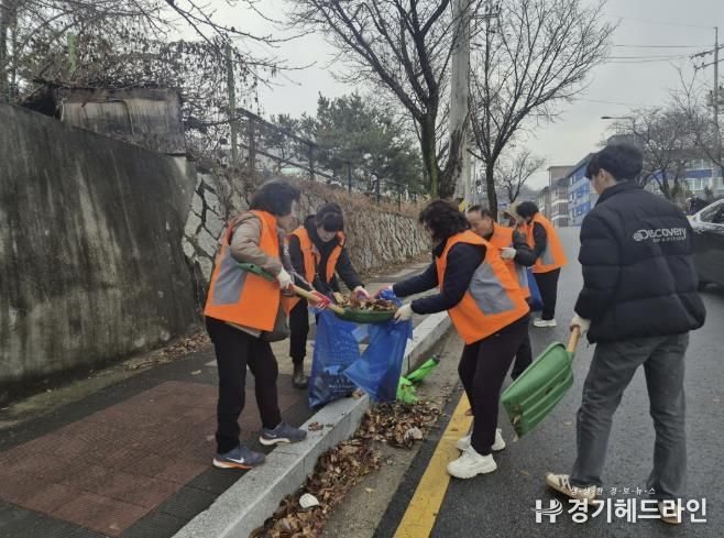동두천시 생연1동, 통장협의회 낙엽 집중 청소로 깨끗한 마을 만들기 앞장
