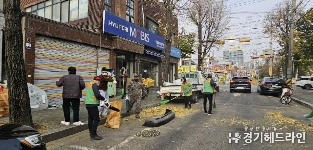 구리시 교문1동 자율방재단, 가을철 낙엽 정비로 안전하고 깨끗한 도시환경 조성