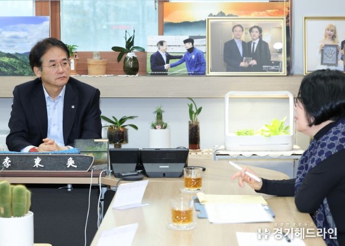 이동환 고양시장이 ‘저출생 극복을 위한 보육정책 간담회'에서 연합회 관계자의 의견을 경청하고 있다.