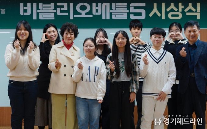 시상식에서 안필연 대표이사(좌측 세번째), 정구선 도서관본부장(우측 첫 번째)이 수상자들과 포즈를 취하고 있다.