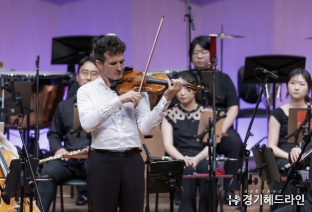 <2025 고잉홈 더 갈라>에서 솔로 연주 중인 바이올리니스트 스베틀린 루세브(고잉홈프로젝트 리더)