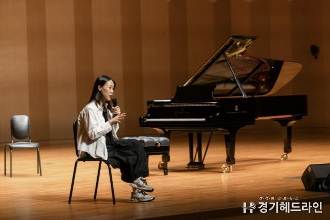 마스터클래스에서 고양예고 학생들의 질문에 답변하는 피아니스트 손열음