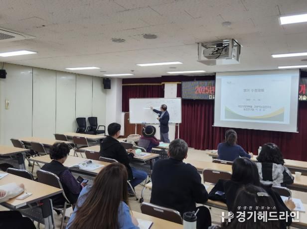 이종남 연구관의 재배기술 교육을 듣고 있다