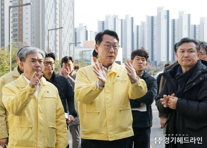 정명근 화성특례시장이 현장에서 정구언 제1부시장에게 동탄숲 생태터널 안전 확보 관련 지시사항을 하달하고 있다