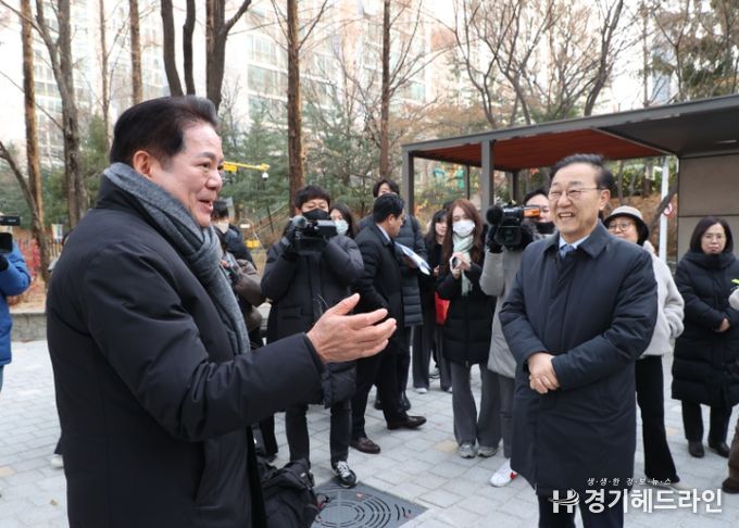 최대호 안양시장(왼쪽)과 김윤덕 국토부장관(오른쪽)이 3일 오전 10시 선도지구를 둘러보며 이야기를 나누고 있다