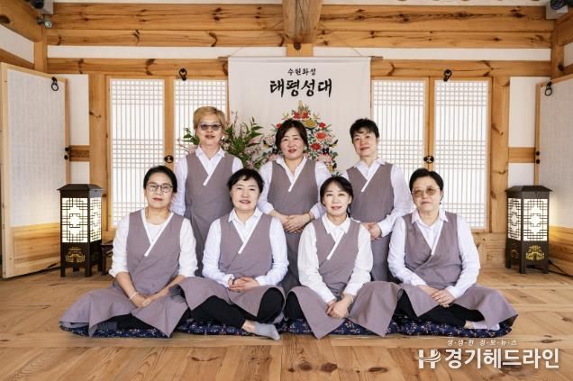 혜경궁 궁중다과 체험을 운영하는 수라지기