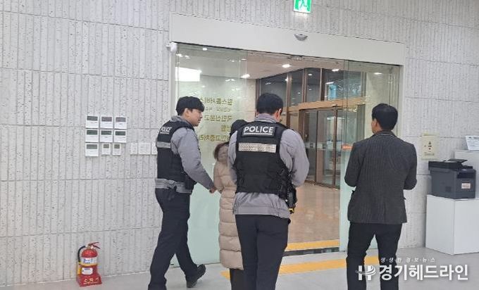 수원시가 ‘악성·반복 민원 대응 모의훈련’을 하고 있다.