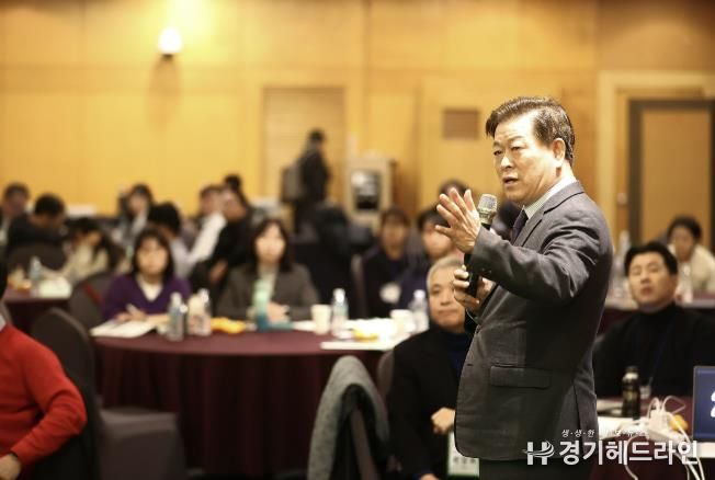 박승원 광명시장이 4일 오후 제주도 켄싱턴 리조트에서 열린 ‘2025 대한민국 ESG정원정책포럼-공무원 혁신 리더십 과정’에 참석해 ‘탄소중립으로 지속가능한 도시전환’을 주제로 한 특별강연을 하고 있다.