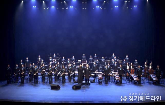 안산시립국악단이 4일 안산문화예술의전당 해돋이극장에서 제69회 정기연주회 '월드 오케스트라 Ⅶ'를 진행하고 있다.