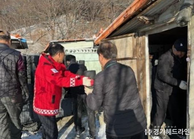 포천시 이동면 지역사회보장협의체·행복마을관리소, 취약계층에 연탄 전달