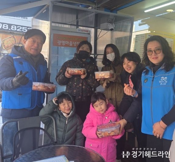 광명시 광명6동 지역사회보장협의체는 지난 5일 관내 꿈나무 어린이집 원아들이 직접 담근 김치를 마을냉장고에 기부하는나눔 행사를 진행했다.