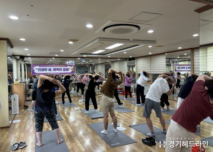 어르신들이 2025년 ‘건강한 삶, 행복한 걸음’프로그램에 참여해 스트레칭을 하고 있다.