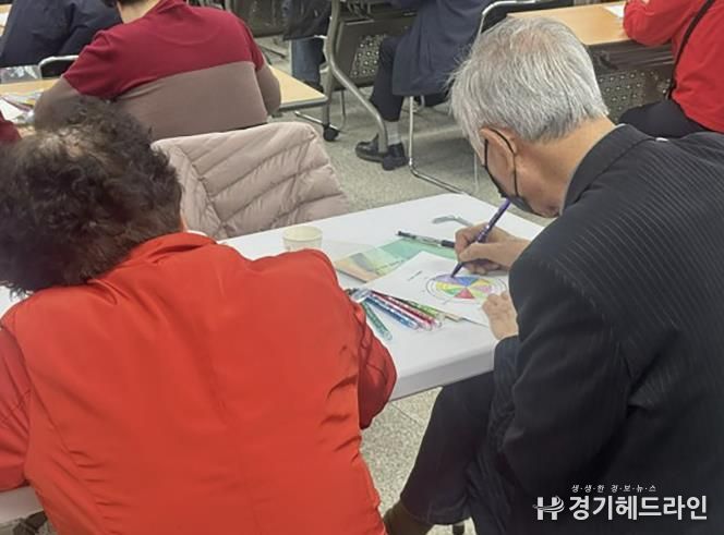 웰다잉교육에 참여한 시민이 내 삶을 돌아보는 노트를 작성 중이다