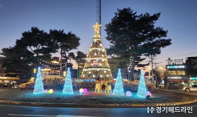 파주시 주요 교차로 대형 성탄절 나무 경관조명 설치… 따뜻한 연말 분위기 연출