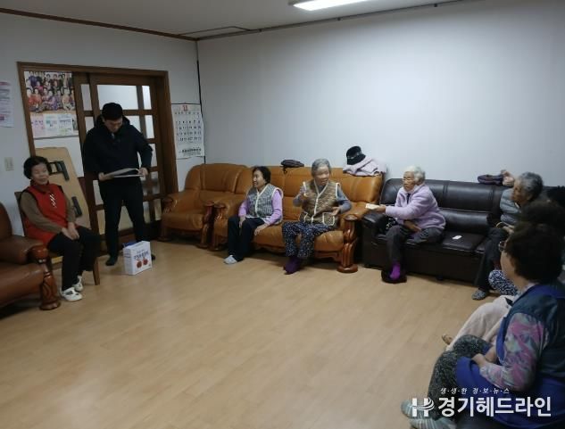 안산시 식품위생감시원이 관내 경로당 노인을 대상으로 허위·과대광고 피해 예방 순회 교육을 진행하고 있다.