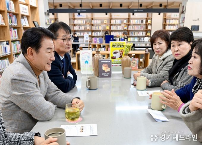 김동근 시장이 12월 11일 의정부1동 주민센터 1층에 마련된 공유공간에서 주민들과 소통하고 있다.