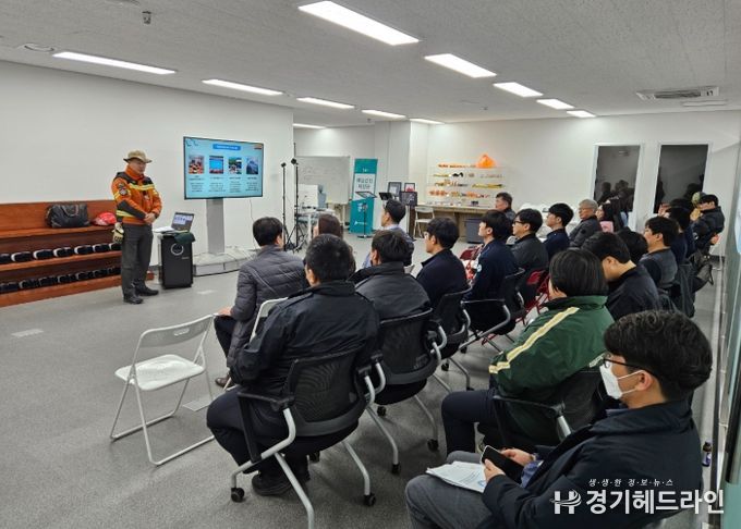 교육자는 재난안전 및 구조장비 전문기업 (주)한진지티씨의 신동진 대표입니다.