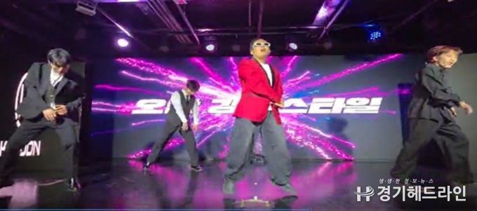 공연을 하고있는 인디스탈 소속 K-Pop 개그 아이돌 (사진제공: 주한외국기업연합회 KOFA)