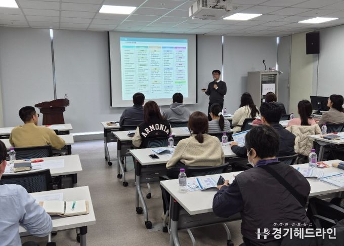 12월 11일, 한국지역정보개발원 전문 강사가 세외수입(일반회계) 부과 담당자 및 팀장을 대상으로 2025년 세외수입 추가 실무교육을 실시하고 있다.