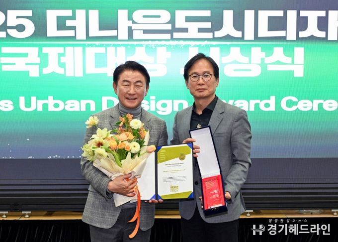 김동근 시장이 12월 12일 ‘더 나은 도시디자인 국제대상’ 시상식에서 ‘도시리더’ 부문을 수상한 뒤 기념사진을 찍고 있다.