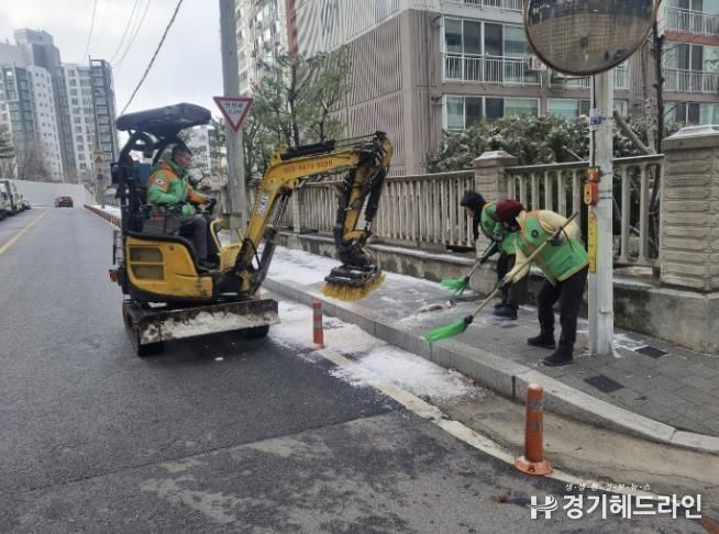 동두천시 불현동 지역자율방재단, 강설 대비 긴급 제설작업 실시