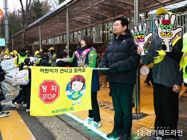 이상일 용인특례시장은 16일 기흥구 중일초에서 등굣길 교통지도 봉사와 함께 통학로 안전을 점검했다