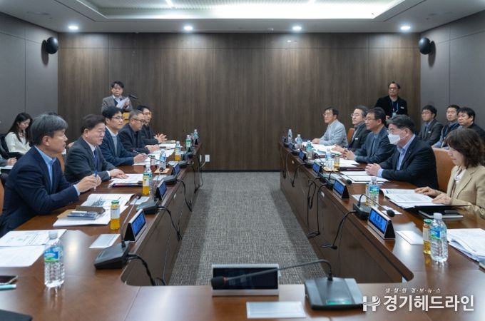 박승원 광명시장(사진 왼쪽 두 번째)이 16일 오후 GH 광교 본사를 찾아 김용진 GH 사장(사진 오른쪽 두 번째)에게 광명시흥 3기 신도시, 구름산지구 등 주요 개발사업 신속한 추진을 촉구하고 있다.