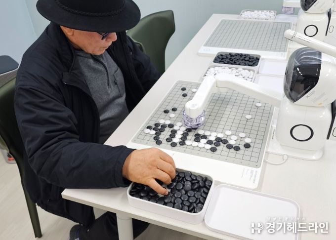 AI 사랑방에서 어르신들이 AI바둑을 체험하고 있다
