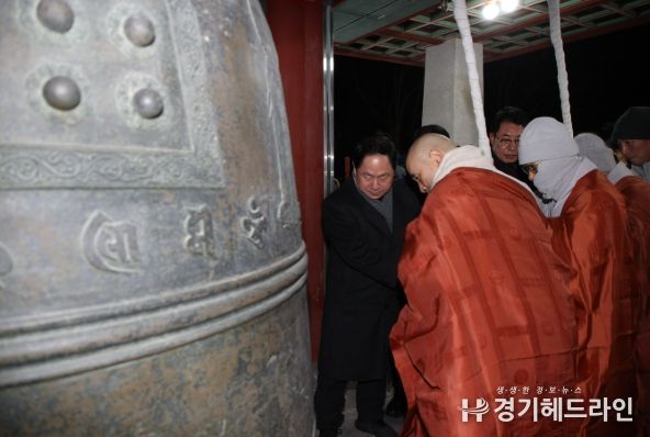 타종에 참여하고 있는 주광덕 시장