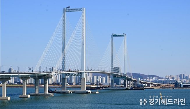 수도권과 영종을 잇는 제3연륙교가 새해 첫 월요일 오후 2시 전면 개통된다. 왕복 6차로 교량에 스마트톨링 시스템을 갖췄으며, 184m 높이의 주탑전망대는 해상교량 가운데 세계에서 가장 높아 기네스북에 이름을 올렸다.