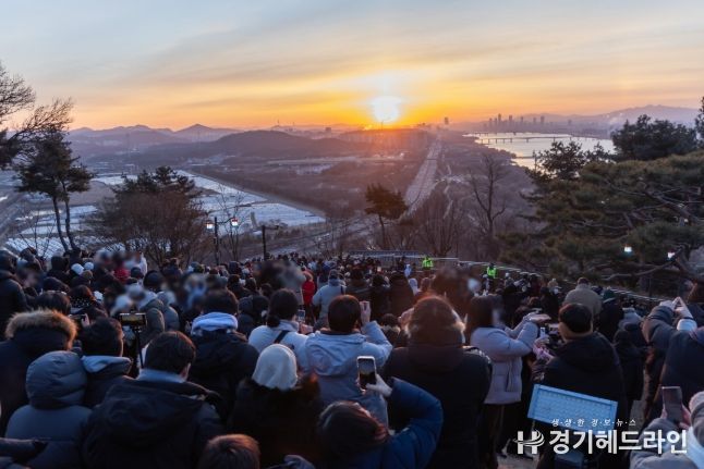 시민들이 행주산성에서 2026년 첫 일출을 바라보고 있다.