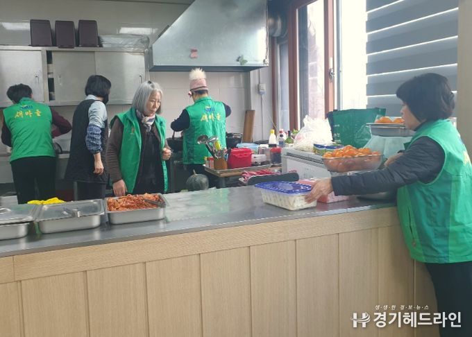 광명시 하안3동 행정복지센터는 지난 5일 행정복지센터 2층 대회의실에서 하안3동 기관·단체장협의회 신년회와 떡국 오찬 행사를 열었다.