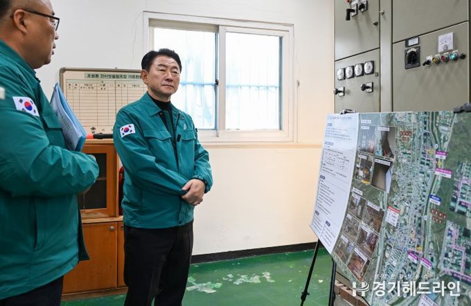 김동근 시장이 1월 7일 호원간이배수펌프장을 방문해 현장 점검을 하고 있다.