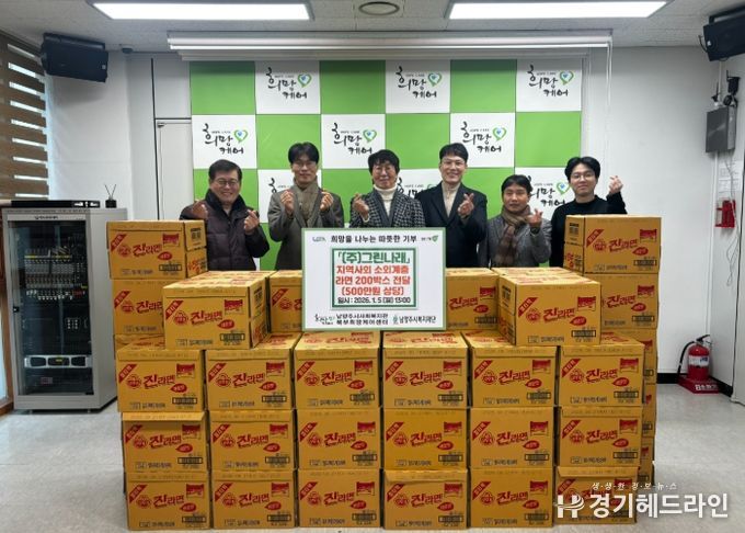 좌측 두 번째부터 정석봉 대표, 조규식 회장, 전정수 센터장