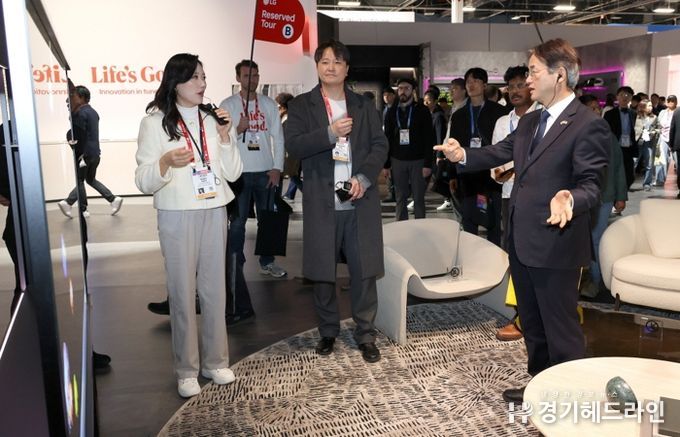 세계 최대 규모 기술 박람회인 CES 현장에 방문한 고양시 대표단(LG 기업 부스)