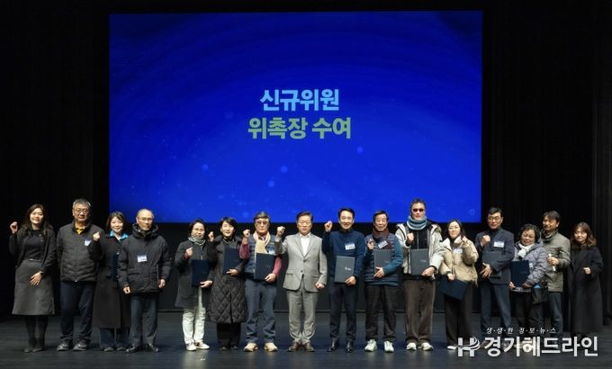 박승원 광명시장이 14일 광명극장에서 열린 ‘2026년 광명시 주민자치회 신규위원 위촉식’에 참석해 신규위원들과 기념사진을 촬영하고 있다.