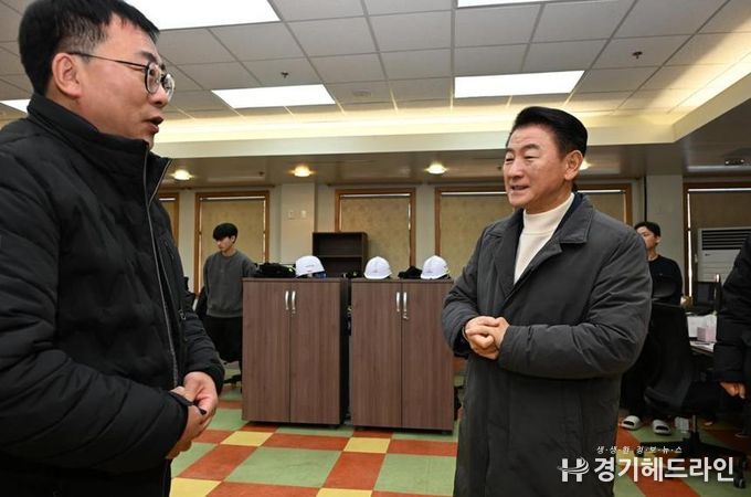 김동근 시장이 1월 14일 캠프 레드클라우드(CRC) 통과도로 현장을 점검한 뒤 CRC 내 정화사업 관련 업체 사무실에서 관계자와 이야기하고 있다.