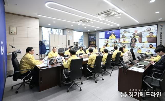 겨울철 자연재난 대응상황 점검을 위한 영상 회의를 진행하고 있다