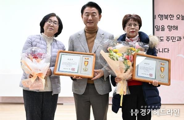 1월 21일 ‘2026년 송산2동 주요업무보고회’에서 유공 표창을 받은 주민들이 김동근 시장과 기념촬영을 하고 있다.