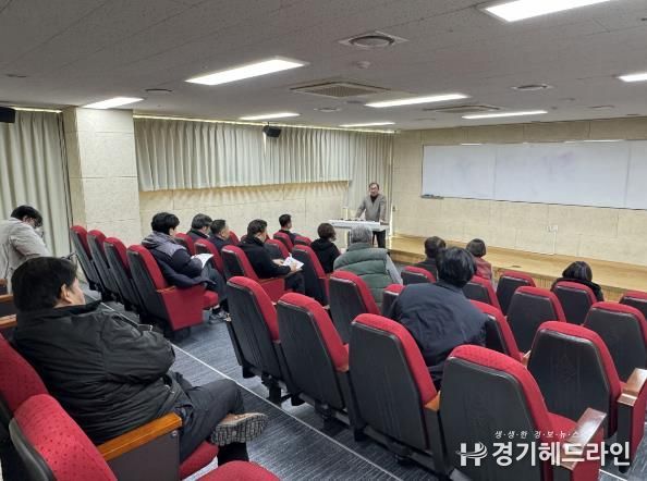 안산시 의료소비자생활협동조합 임직원들이 27일 직무교육을 진행하고 있다.