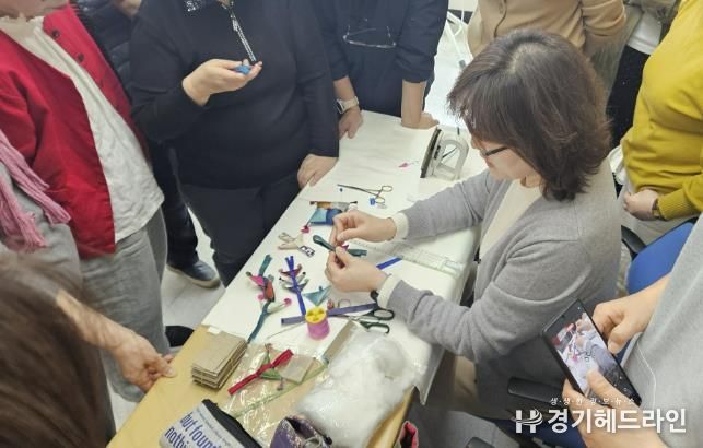 수원시농업기술센터에서 규방공예 교육에 참여한 시민들이 실습하고 있다.