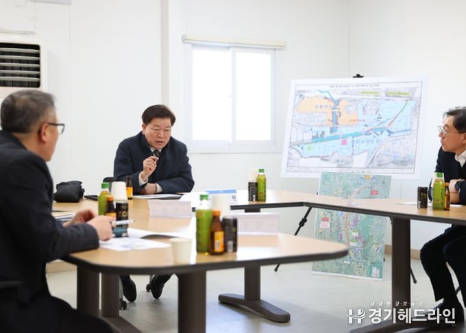 박승원 광명시장이 2일 오후 광명시흥 테크노밸리 공사 현장을 방문해 한국토지주택공사, 경기주택도시공사 등 관계자들에게 신속하고 차질 없이 공사를 추진해 달라고 요청하고 있다.