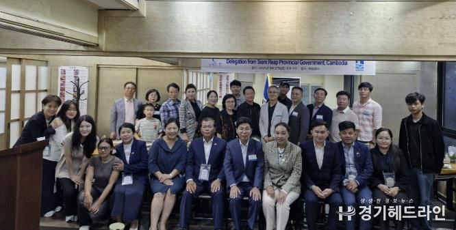 수원마을 출신 우수 졸업생과 국제교류센터 관계자들이 기념사진을 촬영하고 있다.