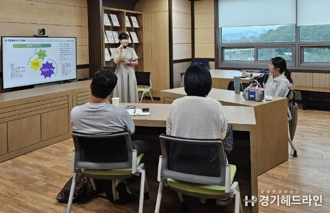 용인특례시는 용인시농업기술센터의 컨설팅 지원을 받은 용인곤충테마파크와 판앤트리 등 2개 농장이 농촌진흥청 '우수 치유농업시설 인증'을 획득했다고 밝혔다. 사진은 지난해 7월 진행한 컨설팅 모습